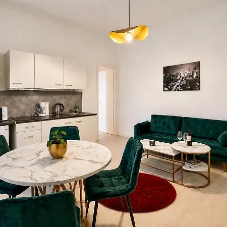Elegant With Shared Courtyard-center *