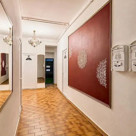 Elegant With Shared Courtyard-center *