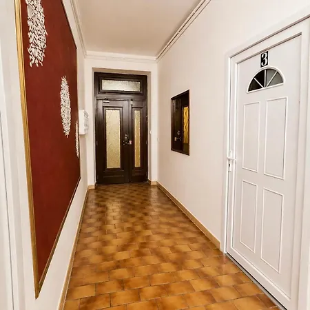 Elegant With Shared Courtyard-center Appartamento *